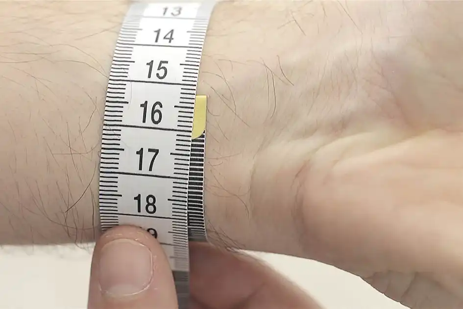 Sử dụng thước dây đo chu vi cổ tay để xác định người có khung xương nhỏ